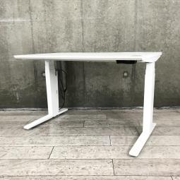 【電動で高さ調整可能・立ち姿勢を取り入れた新しいワークスタイルへ！】■オカムラ（okamura）　スイフト（Swift）　電動昇降デスク　昇降テーブル　平机　■幅：1150㎜×高さ：650～1250㎜　■配線口　■ホワイト