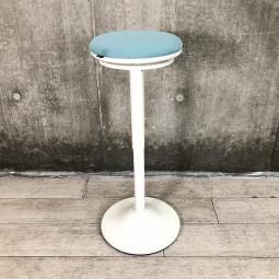 【「座る」と「立つ」のいいとこ取り！】■オカムラ（okamura）　ピルエット（pirouetto）　カウンターチェア　スツール　■ネイビーブルー　シェル：ブラック【高さ調節可能なパーチングスツール！】【弊社使用欄：A01020054】