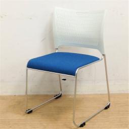 【定価約３万円】【オシャレなカラーとシンプルなデザイン！】■オカムラ製　レーテ　スタッキングチェア　ミーティングチェア　■ブルー×ホワイト【重ねて収納可能なスタッキングチェア】
