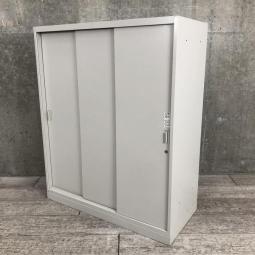 【事務所内の導線を確保！！！】お問い合わせの多い引違い書庫が入荷！スライド引き戸だから開閉スペースに困りません！[オカムラ（okamura）製　レクトラインシリーズ/3枚引き戸タイプ　引違い書庫/天板なし/シリンダー錠/グレー]
