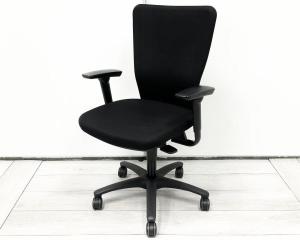 【人間工学に基づいた快適シーティング・ワーキングチェアの定番モデル！】■オカムラ製（okamura）カロッツァ（Carrozza）チェア　ハイバック肘付き　■可動肘　ハンガー無し　■ブラック【入替セールにつき30%OFF！】
