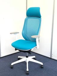 【超大人気のオフィスチェアが入荷！　メッシュ生地×ヘッドレストで快適なオフィス空間に！】※実際の商品はヘッドレストフレームのみブラックとなりますのでご注意くださいませ。　■オカムラ(okamura)　■シルフィー(sylphy mesh)　■ライトブルー　■ヘッドレスト付き　■可動肘