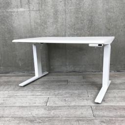 【電動で高さ調整可能・立ち姿勢を取り入れた新しいワークスタイルへ！】■オカムラ（okamura）　スイフト（Swift）　電動昇降デスク　昇降テーブル　平机　■幅：1150㎜×高さ：650～1250㎜　■配線口　■ホワイト 【弊社使用欄：A01018333】【KN】