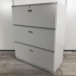 【在庫入替セール品】【A4ファイルも沢山収納可能！ホワイトカラーの人気シリーズ３段ラテラル書庫！】■イトーキ（ITOKI）製　シンライン (THIN LINE)　3段ラテラル書庫　ローキャビネット　■ホワイト　■シリンダー錠 【弊社使用欄：A00998779】