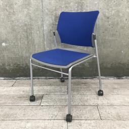 【関東倉庫在庫品】【重ねてコンパクトに収納できる！】■オカムラ製　フォルマ　スタッキングチェア　■ブルー【弊社使用欄：A00990490】【ECBMC】【在庫入替セール品につき限定特価！】