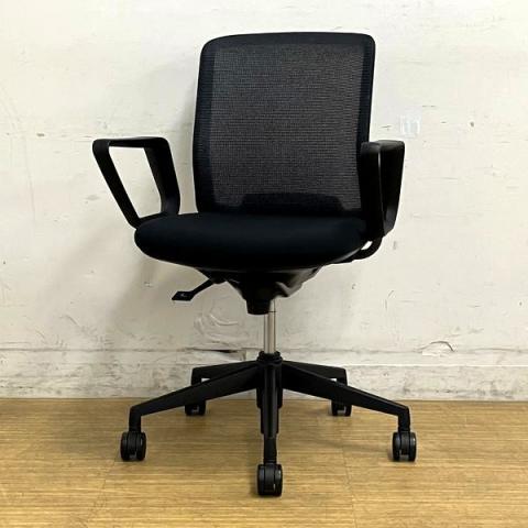【ロット入荷】内田洋行　カリッサ　肘付きチェア　固定肘　背メッシュ　コンパクトなデザインがおすすめポイント　オールブラックで人気のカラーリング