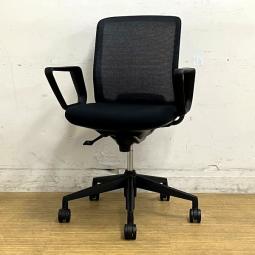 【ロット入荷】内田洋行　カリッサ　肘付きチェア　固定肘　背メッシュ　コンパクトなデザインがおすすめポイント　オールブラックで人気のカラーリング