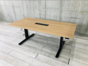 【H700～H1250㎜まで高さ調整可能！】【実物はシルバー配線口】【サイド削れ有り】■オカムラ製　スイフト（Swift）　電動昇降デスク　昇降テーブル　　ミーティングテーブル　■幅1800㎜×奥行き900㎜　■配線口あり　■木目ナチュラル天板　ブラック脚　オフィスバスターズ　梅田本店