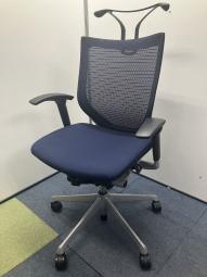 【定価約16万円】【長時間の着座でも疲れにくいサポート感！】■オカムラ（okamura）製　バロンチェア（Baron）　肘付き　ローバック　■ブルー　■可動肘　■メッシュ背面【ベストなポジションが得られる先進設計！】
