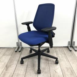 【軽い座り心地がクセになる！スタンダードなメッシュチェア！】■ウチダ（UCHIDA）　ニンバス（Nimbus）チェア　肘付ハイバック　■可動肘　■ブルー×ブラックフレーム