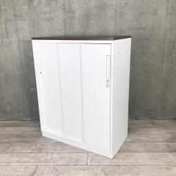 【在庫入替セール品】【スライド引き戸だから開閉スペースに困りません！】■コクヨ（KOKUYO）製　エディア（EDIA）　3枚引き違い書庫　ローキャビネット　■シリンダー錠　■ブラウン木目調天板付き　■ホワイト【管理番号：A00999069】