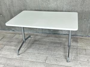 【2～４人用としてオススメなミーティングテーブルの入荷です】コクヨ製/ホワイト■ミーティングテーブル　■ホワイト天板×シルバー脚　■横1200×750㎜　【弊社使用欄：A01016057】