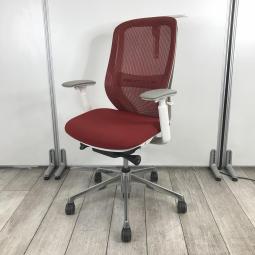 【オカムラ製品で最も人気を集める高機能メッシュチェア！前傾チルト機能付！】■オカムラ（okamura）製　シルフィ（Sylphy）　ハイバック　肘付き　背面メッシュ　■可動肘　■ランバーサポート　■色：レッド×ホワイト　■ハンガー付き【弊社使用欄：A01017123】【ID】