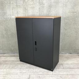 【スタイリッシュかつエグゼクティブなオフィス空間を演出！希少なブラックカラー入荷！】■イトーキ（ITOKI）　シンラインシリーズ　両開き書庫　ローキャビネット　■ダイヤル錠　■ブラック/天板ナチュラル【弊社使用欄：A01012788】【ID】