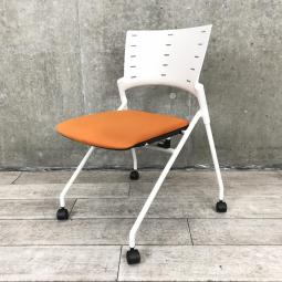 【関東倉庫在庫品】【コンパクトな収納が可能なチェアで設置・撤去が便利！】■イトーキ製　マノス　ネスティングチェア　■オレンジ【弊社使用欄：A00987606】【ECBMC】【在庫入替セール品につき限定特価！】