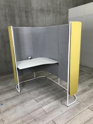 【左開口】【話題の集中ワークブース！壁やパーテーションで完全に仕切らずにゆったりと囲ったセミクローズド空間！】■コクヨ（KOKUYO）製　インフレーム（inframe）　集中ワークブース　■一人用/ソロワーク　■イエロー×内側グレー　■コンセント付【ABW商材】【関東倉庫在庫品】【弊社使用欄：A01020389】
