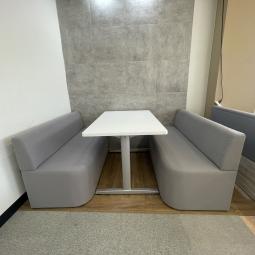 【セットでお得！】ミーティング(応接)セットが入荷しました！　福岡市拠点の「オフィスバスターズ福岡南店」は、福岡はもちろん、岡山・広島エリアにも対応しています。中古オフィス家具・チェア・デスク・複合機など一式手配可能。各地に特化した在庫とワンストップ対応で、起業・移転・レイアウト変更にしっかり対応し、岡山・広島でも安心の選択肢をご提供します。