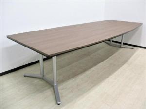 ★限定1台★ 舟形天板　2枚構成　オカムラ　ラティオ2　テーブル　木目　レア　レイアウト　会議テーブル　大学　講義　中古　福岡市拠点の「オフィスバスターズ福岡南店」は、福岡はもちろん、岡山・広島エリアにも対応しています。中古オフィス家具・チェア・デスク・複合機など一式手配可能。各地に特化した在庫とワンストップ対応で、起業・移転・レイアウト変更にしっかり対応し、岡山・広島でも安心の選択肢をご提供します。