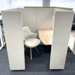 【限定品1品】コクヨのライト付き【集中ワークブース】が入荷しました！。福岡市拠点の「オフィスバスターズ福岡南店」は、福岡はもちろん、岡山・広島エリアにも対応しています。中古オフィス家具・チェア・デスク・複合機など一式手配可能。各地に特化した在庫とワンストップ対応で、起業・移転・レイアウト変更にしっかり対応し、岡山・広島でも安心の選択肢をご提供します。