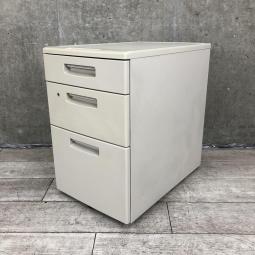 【高品質で人気のKOKUYO製品！スタンダードなデザインで使いやすい！】■コクヨ(KOKUYO）製　BS+シリーズ　3段ワゴン　デスクインワゴン　■W395×D600×H610㎜　■ニューグレー　※鍵サイズ小