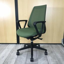 【理想的な作業姿勢をキープ！通気性も良い背もたれメッシュ！】■イトーキ（ITOKI）　 ノナ（nona）チェア　ハイバック　肘付き　■サークル肘　■背面メッシュ　■アイビーグリーン × ブラックシェル