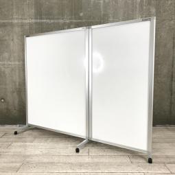 【コレは便利に使えます！】■オカムラ製　2連ホワイドボードパーティション　W2015（1215+800）×H1520mm　キャスター付【折りたたみ式】【2つ折りパネル】【ABW】★