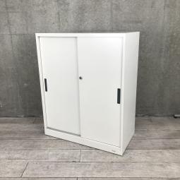 【手狭オフィスで大活躍！導線を確保できる引き違い戸のキャビネット！】■オカムラ（okamura）　ヴィラージュシリーズ　引き違い書庫　2枚扉　■シリンダー錠　■ホワイト【弊社使用欄：A00996769】