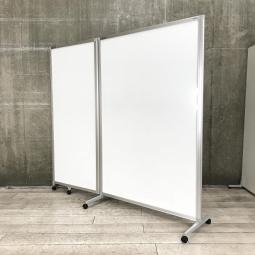 【アイデア広がる大きなボード！】■オカムラ製　2連ホワイドボードパーティション　W2015（1215+800）×H1800mm　キャスター付【折りたたみ式】【2つ折りパネル】【ABW】★