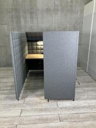 【音環境に配慮したパネルブース！個室感がほどよく増し集中して作業が出来ます！】■コクヨ（KOKUYO）製　フォーレ（fore）　ワークブース　1人用　パーテーションブース　W1300×D2000×H1520㎜　■本体：グレー　デスク：ナチュラル系　■屋根/デスク/ライト付き 【ABW商材】【関東倉庫在庫品】【弊社使用欄：A01019412】