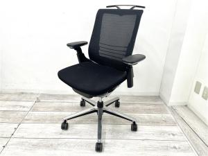 【在庫入替セール品】【定価約24万円】【スタイリッシュなデザインの高機能チェアー！】■コクヨ製　インスパインチェア　ローバック肘付　■ハンガー付き　■ブラック 【ワイヤーランバーサポートが腰部にフィット！】