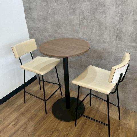 24/⑨【ハイテーブル・ハイチェアセット】が入荷しました！　福岡市拠点の「オフィスバスターズ福岡南店」は、福岡はもちろん、岡山・広島エリアにも対応しています。中古オフィス家具・チェア・デスク・複合機など一式手配可能。各地に特化した在庫とワンストップ対応で、起業・移転・レイアウト変更にしっかり対応し、岡山・広島でも安心の選択肢をご提供します。