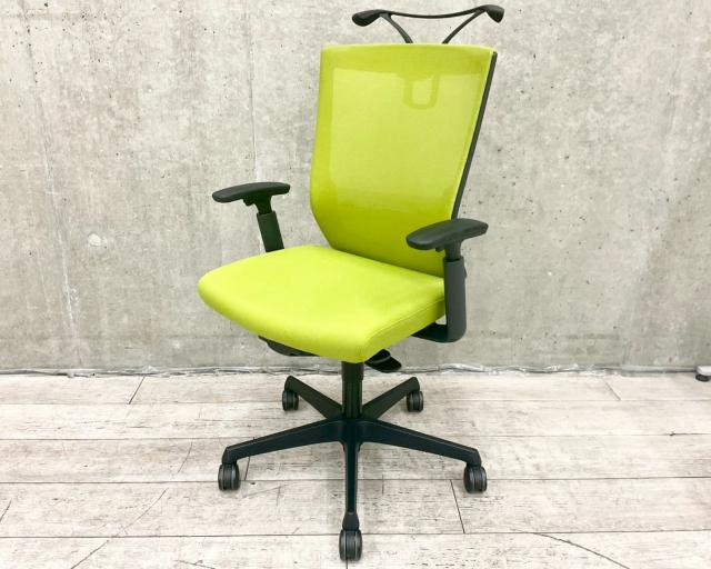 【ハンガー付きのメッシュチェア！】オカムラ（okamura）エスクードチェア　メッシュ仕様　■色：ライトグリーン　可動肘　コートハンガー付き【弊社使用欄：A01017516】