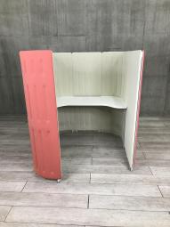 【話題の集中ワークブース！オープンオフィスにもっと集中できる環境を！】■オカムラ（okamura）製　マッフル (Muffle)シリーズ　　集中ワークブース　1人用　天板付き　■外装ピンク ×内装 ホワイト　【関東倉庫在庫品】【ABW商品】【弊社使用欄：A01020172】