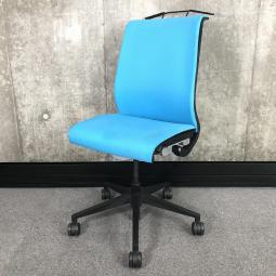【ワイヤーが体にフィットするアメリカ発の大人気商品！】 ■Steelcase（スチールケース）製　シンクチェア　ハイバック　肘無し　■ブルー　■ハンガー付　■クロスバック　【状態良好品！】