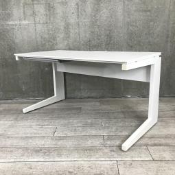 【広々としたワークスペースで使いやすい！】■ウチダ（UCHIDA）　アルプレイスシリーズ　平デスク　W1400×D700×H720mm　引き出し付（1箇所）　■配線カバー　■ホワイト　※脚小さめ