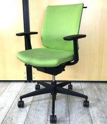 【座り心地と機能を兼ねそろえたコスパの良いワーキングチェア！】■コクヨ　ウィザードチェア　肘付　グリーン　ハンガー付　■背骨のＳ字形状にジャストフィット！【KOKUYO　Wizard】