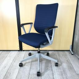 【操作レスな体重感応メカを搭載！！体格にマッチするエピオスチェア！】■イトーキ（ITOKI）製　エピオスチェア　肘付ハイバック　クロスバックタイプ　■サークル肘　■ネイビーブルー【弊社使用欄：A01020312】