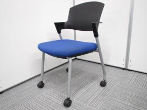 【分厚いクッションで長時間でも快適な座り心地！】■コクヨ（KOKUYO）製　プロッティ(Protty)　スタッキングチェア　肘付き ■背面カバー無し　■ブルー　■キャスター付