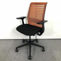 【10脚大量入荷】【倉庫在庫品】【自動調整機能で快適な座り心地！】■スチールケース　シンクチェア　肘付　オレンジ　3Dニット　ランバーサポート付【考えるイス！THINK！】オフィスバスターズ　梅田本店
