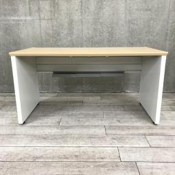 ※天板キズありのためお安く！【見た目を気にしなければお買い得！】■プラス製　平デスク　W1400×D700×H720mm　ナチュラル木目天板　ホワイトパネル脚　■ゆとりのあるワークスペースで作業効率アップ！【PLUS　STAGEO FREE】