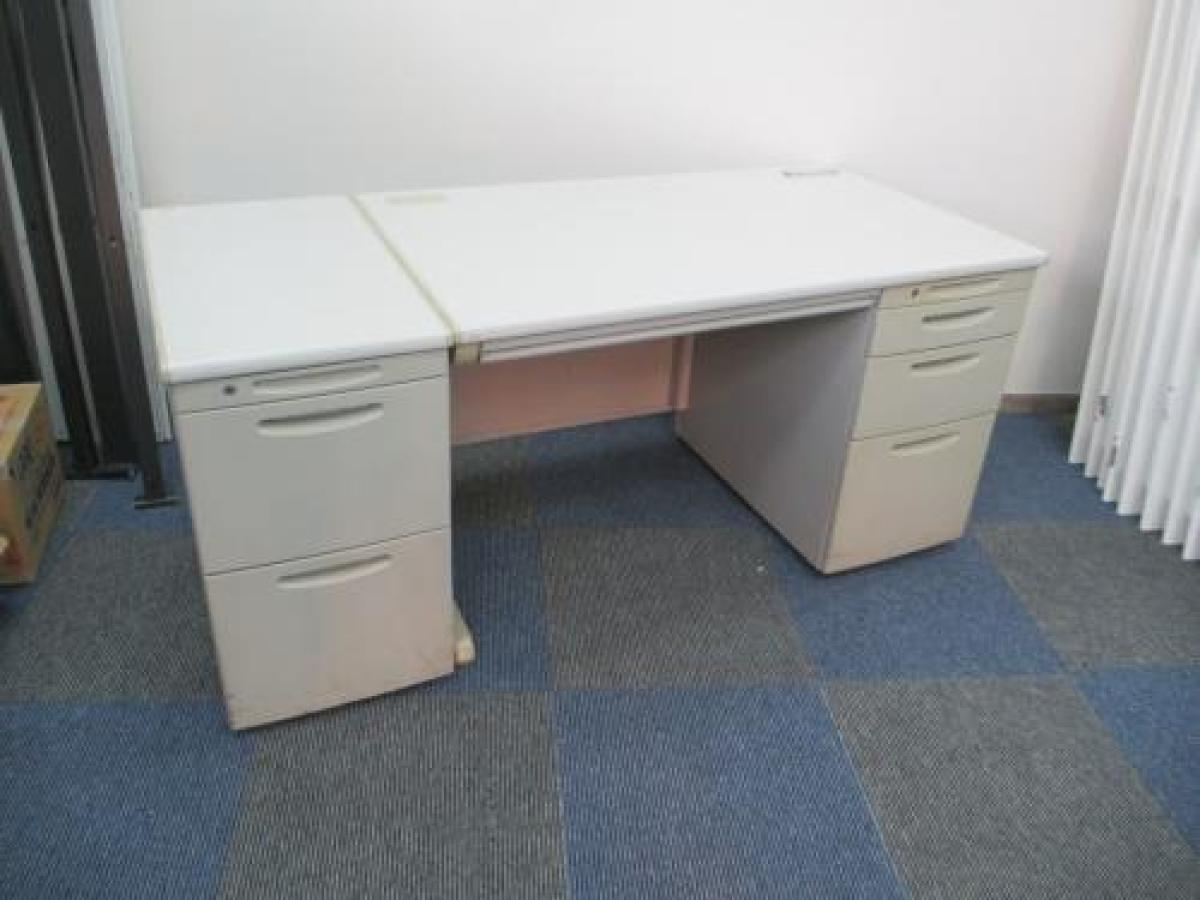 【定番のSDデスク・収納力でワークをサポート！　事務員様の増員用にも！　幅の広い脇机セット！】■オカムラ(okamura)製　SDシリーズ　片袖机＋脇机セット　W1600㎜　■ニューグレー　■シリンダー錠　※日焼けアリ　※ワゴンは入荷状況によりメーカーが異なる場合がございます。※片袖机部分の実在庫は段数3段の商品となります。【入替セールにつき20%OFF！】
                        SDシリーズ
                                    中古
            