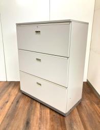 ◆天板付き◆オフィスに必須の定番キャビネット！お買い得で人気のラテラル対応になります！※画像は見出し付きを使用しておりますがご案内商材は見出し部分が欠品しております※