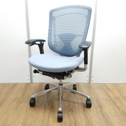 【商品入替のため、残り2脚限り】【座面に使用感の汚れあり】オカムラ製　コンテッサシリーズ　ライトブルー　背面メッシュ　ランバーサポート付　可動肘　世界で認められた革新的タスクチェア！　人間工学に基づいた快適な座り心地を実現！　肘付きハイバックチェア！！