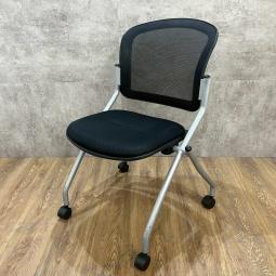 【南】ブラック色の【ネスティングチェア】が入荷しました！＊熊本市で、中古オフィス用品・オフィス家具をお探しなら「オフィスバスターズ熊本サテライト店」へ＊※サテライトは商談スペースのみの為、在庫は福岡の在庫を掲載しております。商品につきましてはお電話にてお問い合わせください。