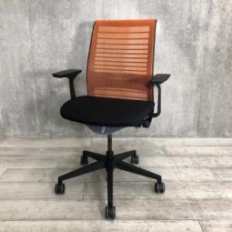 【定価約16万円】【ワイヤーが体にフィットするアメリカ発の大人気商品！長時間の着座ストレスを軽減！】 ■スチールケース（Steelcase）製　シンク（think）チェア　肘付き　ハイバック　■メッシュバック　■固定肘/ランバー付　■背面：オレンジ/座面：ブラック