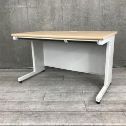 【在庫入替セール品】【ベーシックな使いやすさ・ローコストの引き出し付きデスク！】■プラス (PLUS) 製　フラットラインシリーズ　平デスク　W1200mm　■本体：ホワイト　天板：木目ナチュラル（メープル調）　■引出し【弊社使用欄：A01005761】