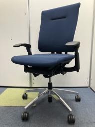 【座るとわかる快適さ】【骨盤にしっかりフィット！チェア自らが動き座る人の体を支える「おもてなし」の心を体現した高級チェア！ 】■イトーキ製（ITOKI）　セレーオチェア　ブルー　可動肘