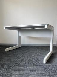 【幕板付で安心！機能性とデザイン性を兼ね備えた定番1200㎜幅の平デスク！】■内田洋行（UCHIDA）　アルプレス(ALPLACE)　平机　■ホワイト　■引き出し無し【入替セールにつき30%OFF！】