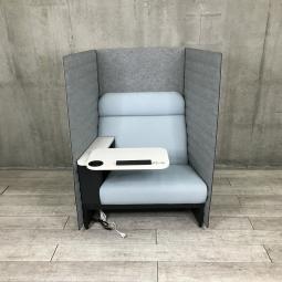 【周囲が気にならない快適な空間！】■イトーキ（ITOKI）　インテント（inTent）　1人用フォーカスブース　ワーキングソファ　■可動式天板　■ソファ：ミストブルー × パネル：グレー 【ABW商材】【関東倉庫在庫品】【弊社使用欄：A01022141】