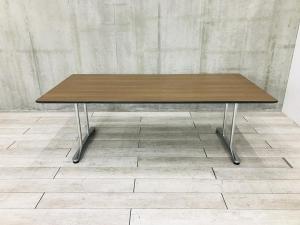 【1台限定】【高級感溢れるミーティングテーブルが入荷！】■オカムラ（okamura）製　インターレイス(INTER LACE)シリーズ　ミーティングテーブル　会議用　■W2100×D1050㎜　■天板：ブラウン/脚：T字ポリッシュ